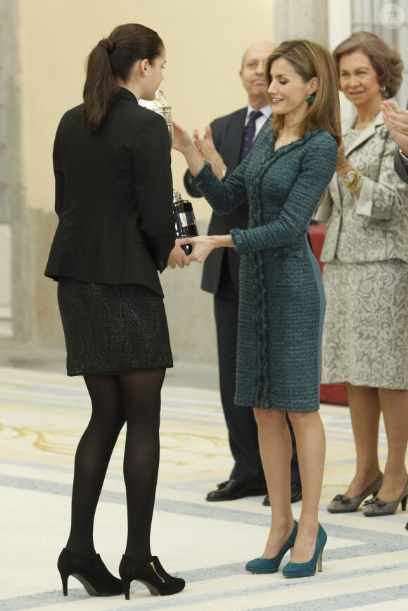 La reine Letizia d'Espagne participe à la remise des trophées des Premios Nacionales del Deporte 2013 au palais royal El Pardo. Madrid, le 4 décembre 2014.