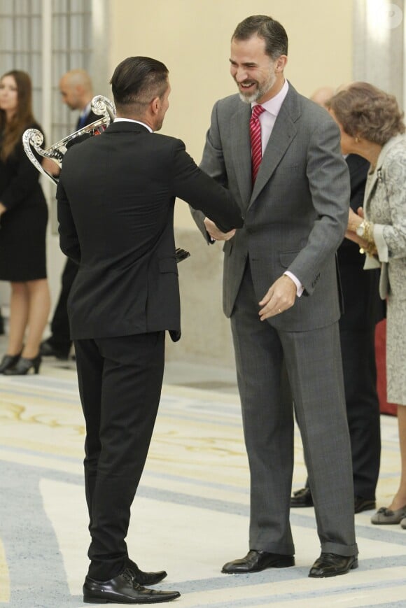 Le roi Felipe VI d'Espagne remet à Diego Simeone (entraîneur de l'Athletico Madrid) un des trophées des Premios Nacionales del Deporte 2013 au palais royal El Pardo. Madrid, le 4 décembre 2014.