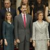 La reine Letizia, le roi Felipe VI et la reine Sofia d'Espagne décernent les trophées des Premios Nacionales del Deporte 2013 au palais royal El Pardo. Madrid, le 4 décembre 2014.