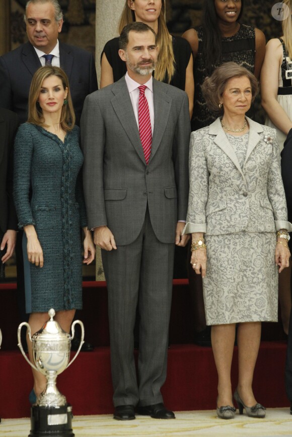 La reine Letizia, le roi Felipe VI et la reine Sofia d'Espagne décernent les trophées des Premios Nacionales del Deporte 2013 au palais royal El Pardo. Madrid, le 4 décembre 2014.