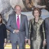 La reine Sofia et Juan Carlos d'Espagne visitent l'exposition de la collection des portraits royaux réalisés par le peintre Antonio Lopez, au Palais Royal. Madrid, le 3 décembre 2014.