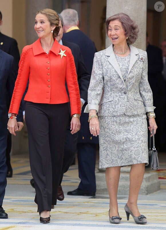 La princesse Elena et la reine Sofia d'Espagne décernent les trophées des Premios Nacionales del Deporte 2013 au palais royal El Pardo. Madrid, le 4 décembre 2014.