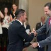 Le roi Felipe VI d'Espagne remet à Diego Simeone un des trophées des Premios Nacionales del Deporte 2013 au palais royal El Pardo. Madrid, le 4 décembre 2014.