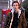 Elle Fanning poursuit sa métamorphose en mode garçon sur le tournage du film Three Generations à New York le 4 décembre 2014.