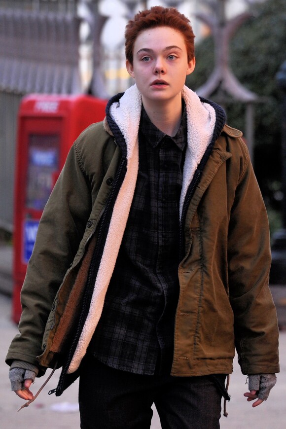 Elle Fanning poursuit sa métamorphose en mode garçon sur le tournage du film Three Generations à New York le 4 décembre 2014.