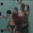 Shy'm, tripotée par ses danseurs dans le clip L'Effet de serre.