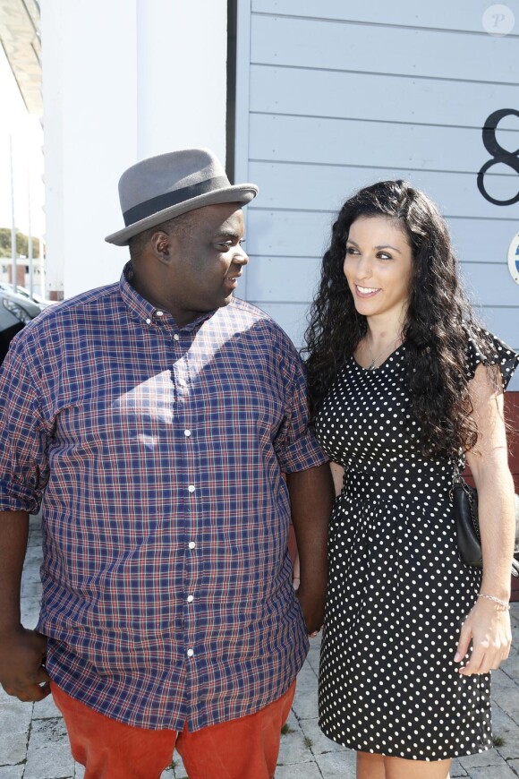 Issa Doumbia et son amie Caroline lors du 16e festival de la fiction TV de La Rochelle le 12 septembre 2014