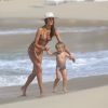 Exclusif - Alessandra Ambrosio et son fils Noah Mazur passent un après-midi sur une plage de Saint-Barthélemy. Le 25 novembre 2014.