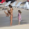 Exclusif - Alessandra Ambrosio s'éclate sur une plage de Saint-Barthélemy avec ses enfants Anja et Noah. Le 25 novembre 2014.