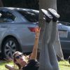 Alessandra Ambrosio en pleine séance de yoga en extérieur, dans un parc de Santa Monica. Le 6 décembre 2014.