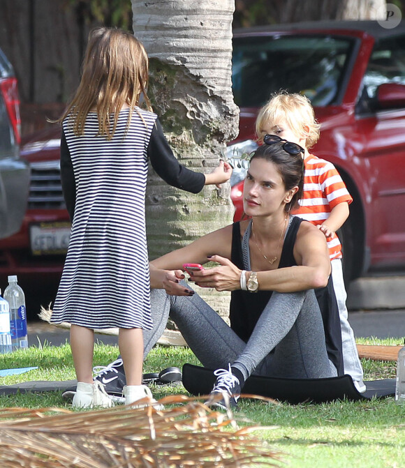 Alessandra Ambrosio fait du yoga dans un parc de Santa Monica, en présence de ses enfants Anja et Noah. Le 6 décembre 2014.