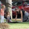 Alessandra Ambrosio fait du yoga dans un parc de Santa Monica, en présence de ses enfants Anja et Noah. Le 6 décembre 2014.