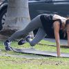 Alessandra Ambrosio en pleine séance de yoga en extérieur, dans un parc de Santa Monica. Le 6 décembre 2014.