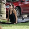 Alessandra Ambrosio en pleine séance de yoga en extérieur, dans un parc de Santa Monica. Le 6 décembre 2014.