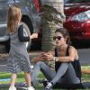 Alessandra Ambrosio fait du yoga dans un parc de Santa Monica, en présence de ses enfants Anja et Noah. Le 6 décembre 2014.