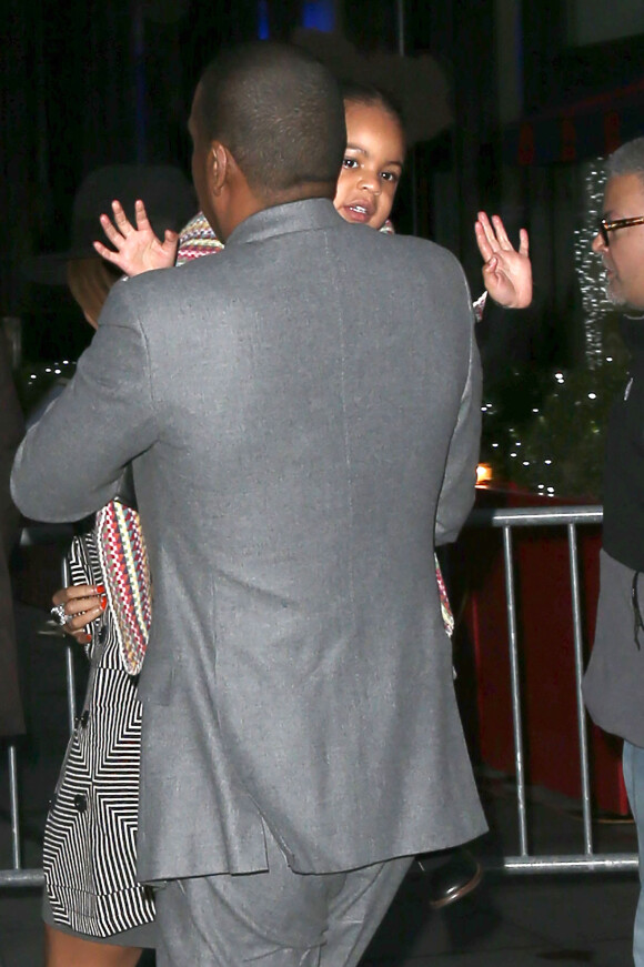 Blue Ivy dans les bras de son papa Jay Z à l'issue de l'avant-première et de l'after-party du film Annie. New York, le 7 décembre 2014.