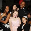Eden Duncan-Smith, Amanda Troya, Zoe Margaret Colletti, Jamie Foxx, Quvenzhané Wallis et Beyoncé font la grimace lors de l'after-party de l'avant-première du film Annie, au Ziegfield Theater. New York, le 7 décembre 2014.