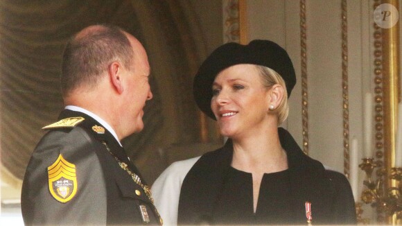 La princesse Charlene, enceinte de 8 mois, et le prince Albert II de Monaco au balcon du palais princier le 19 novembre 2014 lors de la Fête nationale en principauté. Un grand rendez-vous avec les Monégasques avant la naissance des bébés...