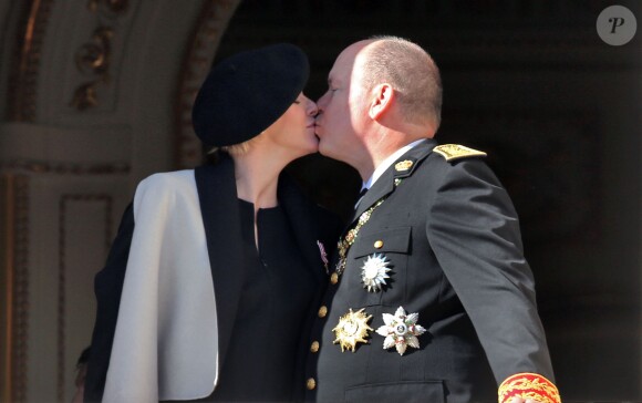 La princesse Charlene, enceinte de 8 mois, et le prince Albert II de Monaco au balcon du palais princier le 19 novembre 2014 lors de la Fête nationale en principauté. Un grand rendez-vous avec les Monégasques avant la naissance des bébés...