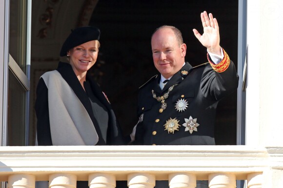 La princesse Charlene, enceinte de 8 mois, et le prince Albert II de Monaco au balcon du palais princier le 19 novembre 2014 lors de la Fête nationale en principauté. Un grand rendez-vous avec les Monégasques avant la naissance des bébés...