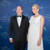 Le prince Albert et la princesse Charlene de Monaco, enceinte de jumeaux, posant à leur arrivée au gala des 30e Princess Grace Awards le 8 octobre 2014 à Los Angeles.