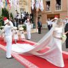 Charlène Wittstock porte une traîne longue de 5 mètres pour la cérémonie religieuse l'unissant au prince Albert, à  Monaco, le 2 juillet 2011