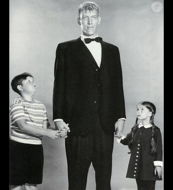 Ken Weatherwax, Ted Cassidy et Lisa Loring dans "La famille Addams", sur la chaîne ABC de 1964 à 1966.