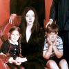 Lisa Loring, Carolyn Jones, Ted Cassidy, Ken Weatherwax et John Astin dans "La famille Addams", sur la chaîne ABC de 1964 à 1966.