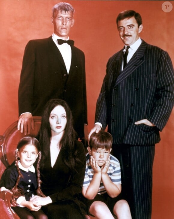 Lisa Loring, Carolyn Jones, Ted Cassidy, Ken Weatherwax et John Astin dans "La famille Addams", sur la chaîne ABC de 1964 à 1966.