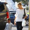 Charlize Theron et son fils Jackson font quelques courses à Los Angeles, le 9 décembre 2014.