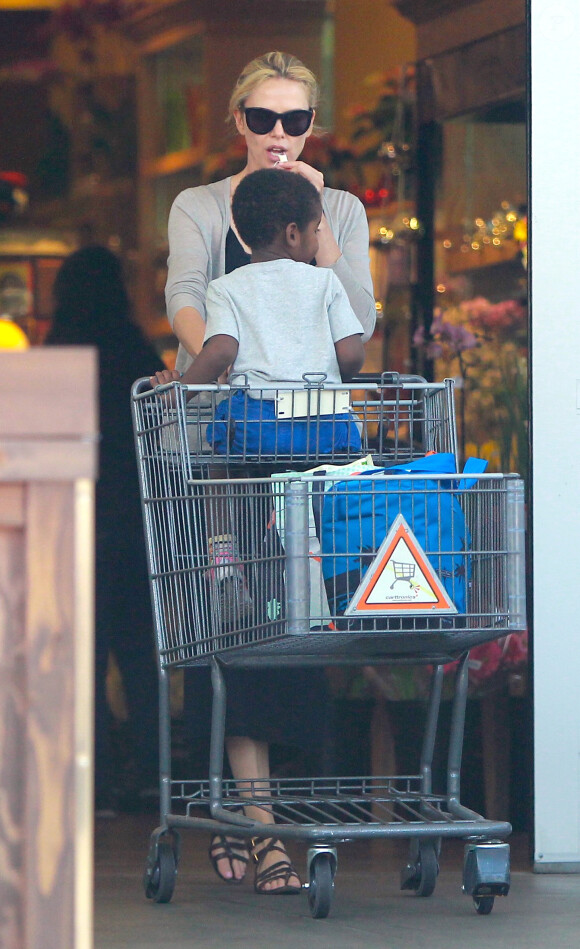 Charlize Theron avec Jackson à Beverly Hills, Los Angeles, Cle 29 novembre 2014.
