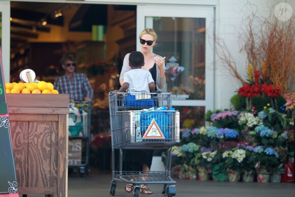 Charlize Theron avec Jackson à Beverly Hills, Los Angeles, Cle 29 novembre 2014.
