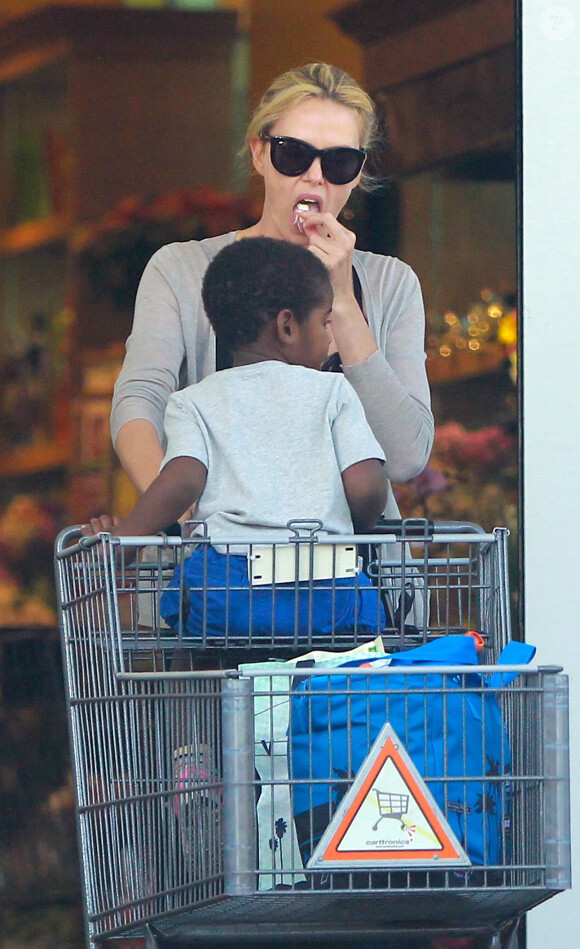 Charlize Theron avec Jackson à Beverly Hills, Los Angeles, Cle 29 novembre 2014.
