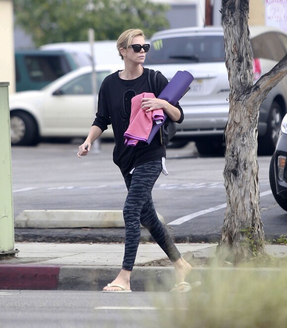 Charlize Theron se rend à son cours de yoga avec une amie à West Hollywood, le 5 décembre 2014.