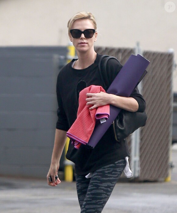 Charlize Theron se rend à son cours de yoga avec une amie à West Hollywood, le 5 décembre 2014.