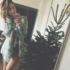 Caroline Receveur sexy en culotte aux côtés de son sapin de Noël. Décembre 2014.
