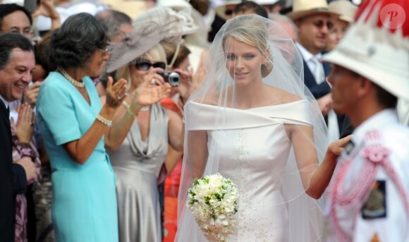 Charlène Wittstock fait son entrée dans la Cour d'honneur du palais  princier, pour la cérémonie religieuse l'unissant au prince Albert, à  Monaco, le 2 juillet 2011