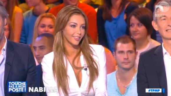 Nabilla sexy en chemisier blanc - Emission "Touche pas à mon poste" sur D8, le 23 septembre 2014.