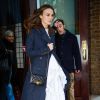 Keira Knightley (robe Erdem, manteau Burberry Prorsum, chaussures Jimmy Choo, sac Chanel) à la sortie de son hôtel à New York, le 19 novembre 2014.