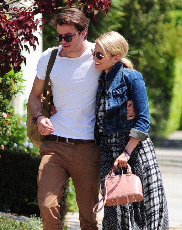 Dianna Agron et son petit ami Thomas Cocquerel vont déjeuner au restaurant avec des amis à West Hollywood, le 22 avril 2014.