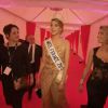 Camille Cerf (20 ans) lors du dîner de gala de Miss France 2015, le soir de l'élection, le 6 décembre dernier. Elle retrouve l'espace de quelques secondes son chéri Maxime. Images diffusées dans le magazine "Sept à huit" sur TF1. Le 14 décembre 2014.