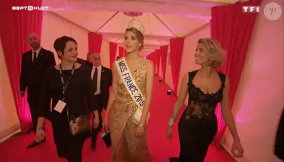 Camille Cerf (20 ans) lors du dîner de gala de Miss France 2015, le soir de l'élection, le 6 décembre dernier. Elle retrouve l'espace de quelques secondes son chéri Maxime. Images diffusées dans le magazine "Sept à huit" sur TF1. Le 14 décembre 2014.