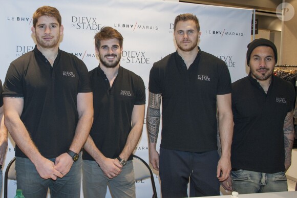 Pascal Papé, Hugo Bonneval, William Accambray et Digby Ioane lors d'une séance de dédicace du calendrier Les Dieux du Stade au BHV Marais L'Homme à Paris, le 14 décembre 2014