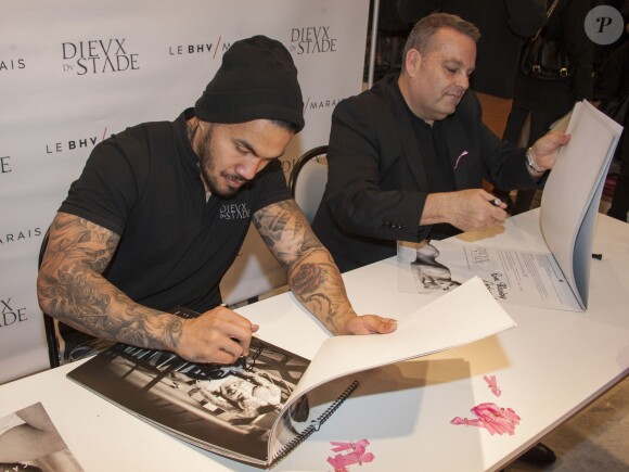 Digby Ioane et Fred Goudon lors d'une séance de dédicace du calendrier Les Dieux du Stade au BHV Marais L'Homme à Paris, le 14 décembre 2014