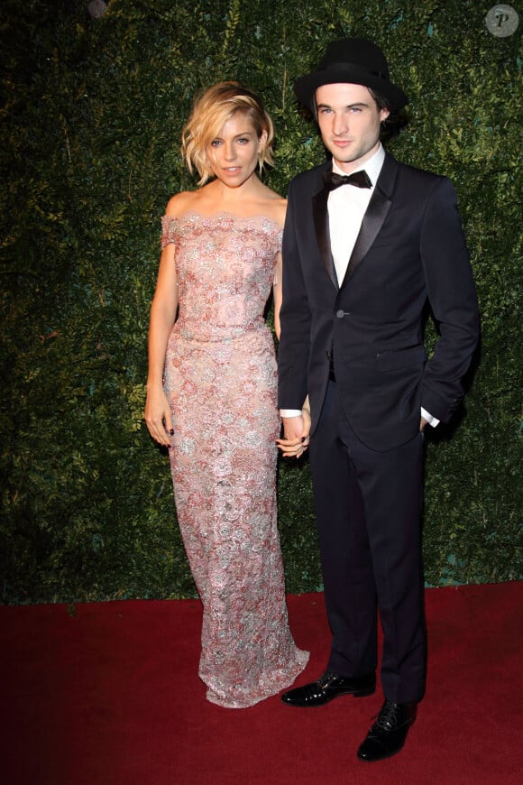 Sienna Miller et Tom Sturridge aux Evening Standard Theatre Awards 2014 à Londres, le 30 novembre 2014.