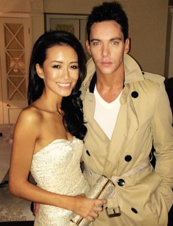 Mara Lane et son chéri Jonathan Rhys-Meyers posent ensemble. Les deux tourtereaux se sont fiancés selon E! News.