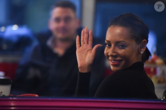 Mel B ( Melanie Brown) et Andrea Faustini, vainqueur de l'émission X-Factor à bord d'un bus à plate-forme à Londres le 13 novembre 2014