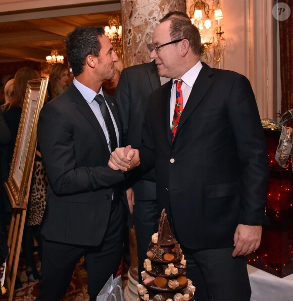 Pierre Frolla et le prince Albert II de Monaco lors de la 10ème vente aux enchères des sapins de l'association Action Innocence Monaco dans les salons de l'hôtel Hermitage à Monaco, le 16 décembre 2014
