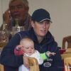 Zara Phillips avec sa fille Mia Tindall lors du Bristish Eventing au parc de Gatcombe, le 2 août 2014.