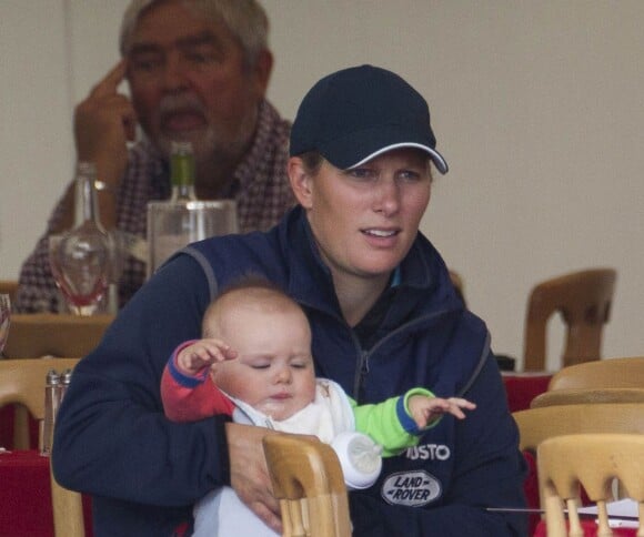 Zara Phillips avec sa fille Mia Tindall lors du Bristish Eventing au parc de Gatcombe, le 2 août 2014.